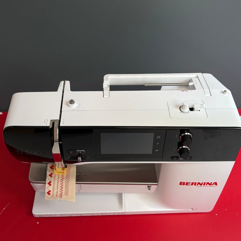 Bernina B 590 mit SDT Stickmodul Gebrauchtmodell - Nähmaschinen SCHWAAK